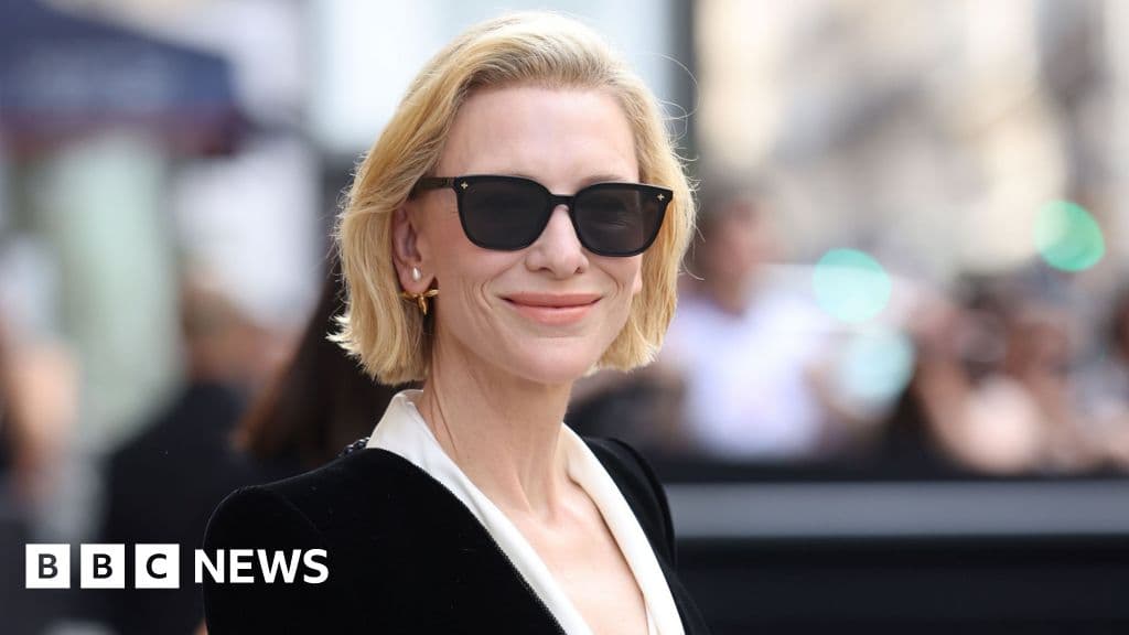 Cate Blanchett urges theatre audience to stop filming