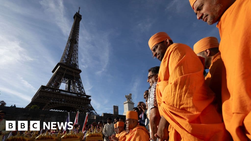 Eiffel Tower chief to resign over gender replacement