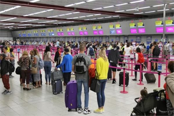 عاصفة برق تؤخر الرحلات في المطارات