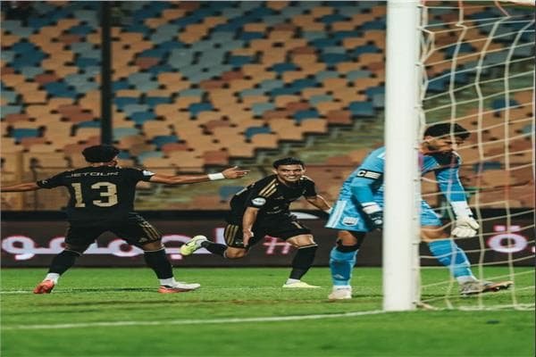 الأهلي يتصدر على زد في الشوط الأول