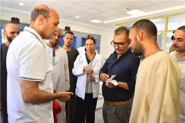 محافظ أسيوط يزور وحدة سكرة الصحية