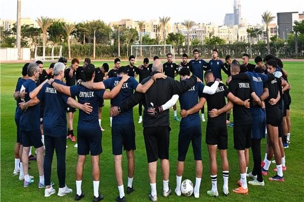 معتمد جمال يناقش مع اللاعبين قبل تدريب الزمالك