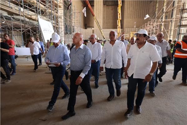 وزير النقل يتفقد خط القطار الكهربائي السريع