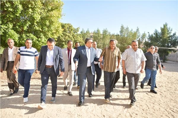 محافظ قنا يعفي مدير مدرسة ويوجه بتفعيل نظام النداء بمستشفى أبوتشت