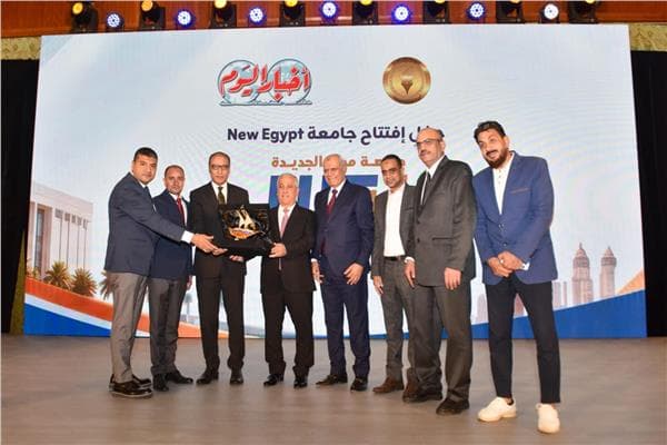 أخبار اليوم تكرم رئيس الهيئة لجهوده في تأسيس جامعة مصر الجديدة