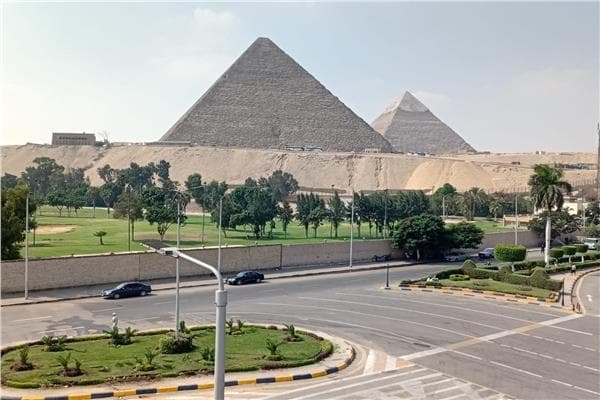 مواصلة أعمال النظافة بمحيط المتحف والأهرامات