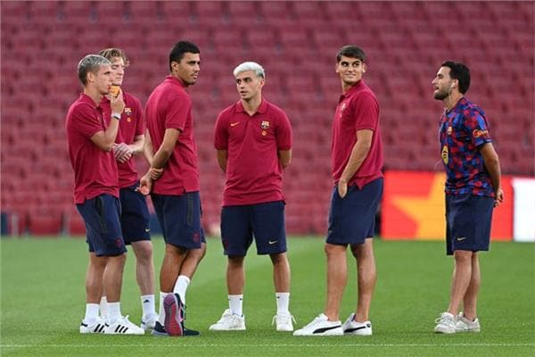 فريق برشلونة يواجه فاليكانو مع حمزة على الدكة