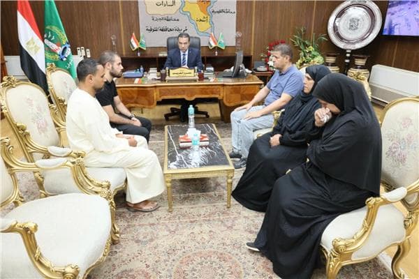 محافظ المنوفية يسلم تعويضات لأسرة ضحايا حادث كفر داود