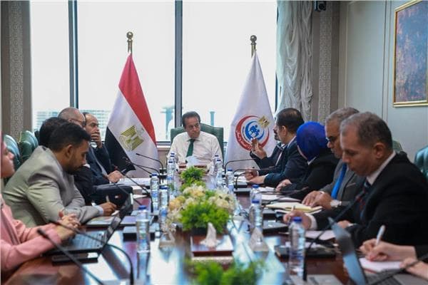 وزير الصحة يناقش إنشاء مجمع للأجهزة التعويضية