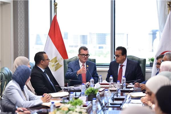 الصحة والتخطيط يناقشان مشاريع القطاع الصحي