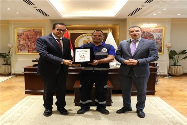 وزير الصحة يكرم مسعفي إنقاذ طفل ببني سويف