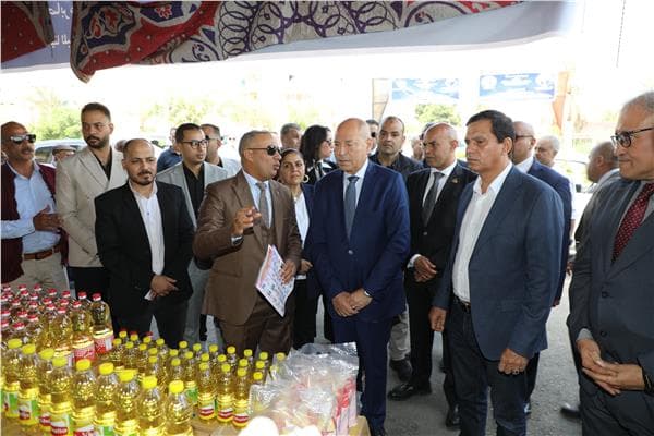 محافظ القاهرة يطلق معرض السلع الغذائية