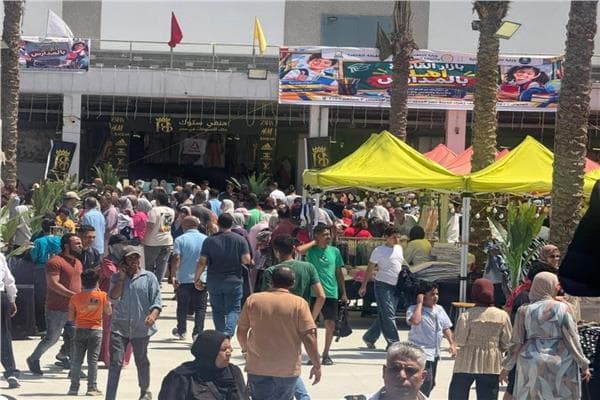 إقبال على افتتاح بازار القاهرة المدرسي