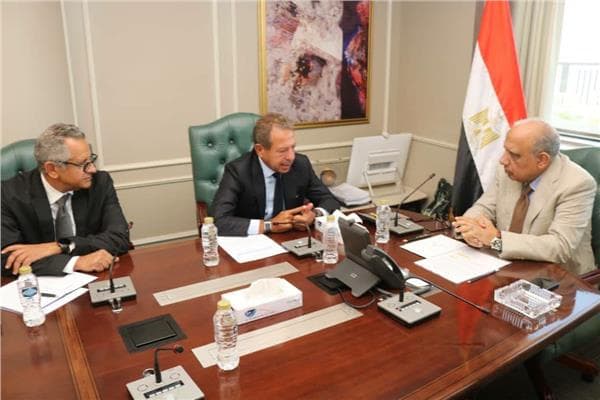 وزير الكهرباء يطّلع على تقدم مشروعات طاقة الرياح برأس شقير