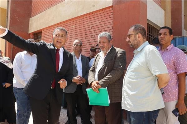 محافظ القليوبية يوقف مدير مدرسة بسبب نظافة الجلابية