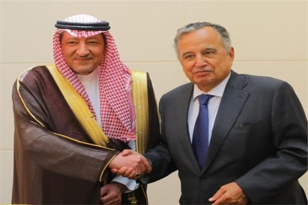نبيل فهمي يتلقى قطعة من كسوة الكعبة