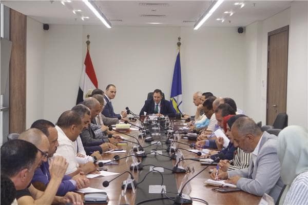 محافظ دمياط يقود اجتماعًا لمشاريع المحافظة