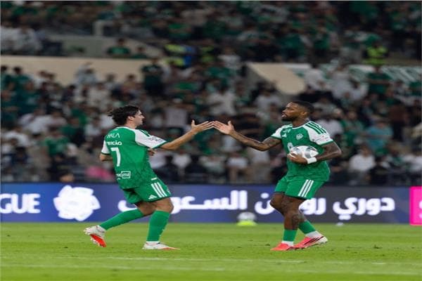 أهلي جدة يتفوق على الحزم في الشوط الأول