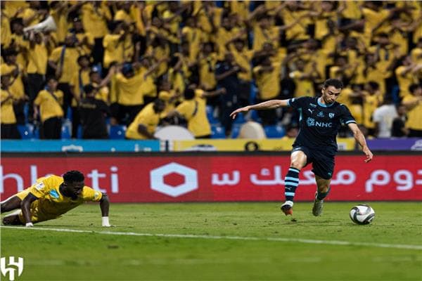 الهلال يتفوق على التعاون ويفرد الصدارة