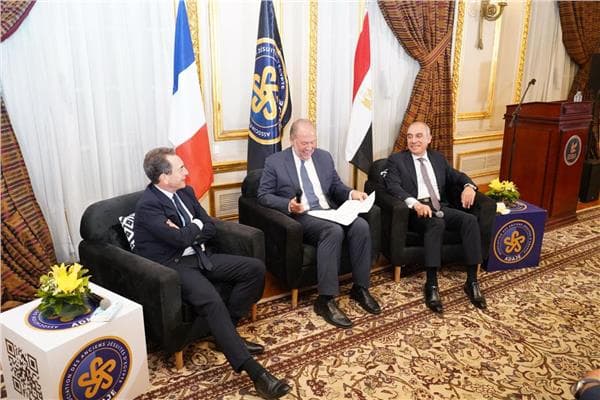 علاء يوسف وسفير فرنسا يناقشان العلاقات المصرية الفرنسية