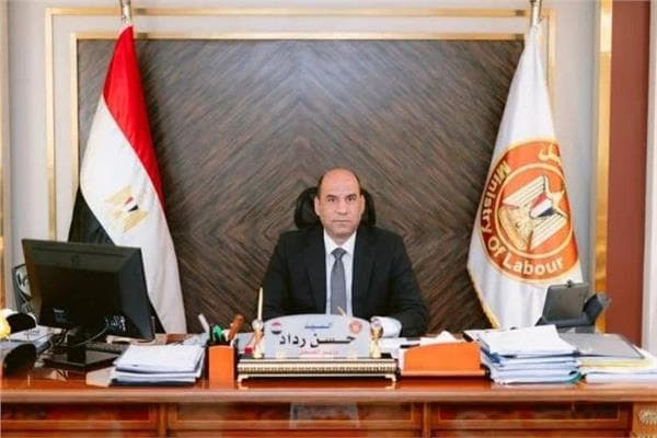 وزير العمل يطلب فحص فيديو فتاة تستغيث