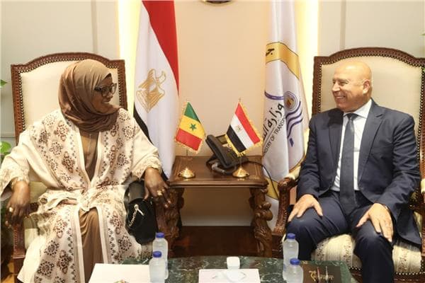 وزير النقل يناقش مع وزيرة الصيد إنشاء خط بحري بين الإسكندرية وداكار