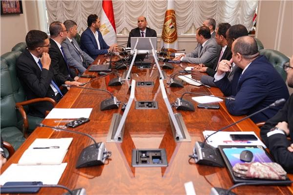 وزير العمل يلتقي شباب الجامعات المتطوعين