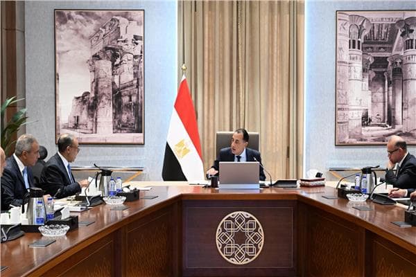 رئيس الوزراء يتابع التحضيرات لاجتماع الأعمال