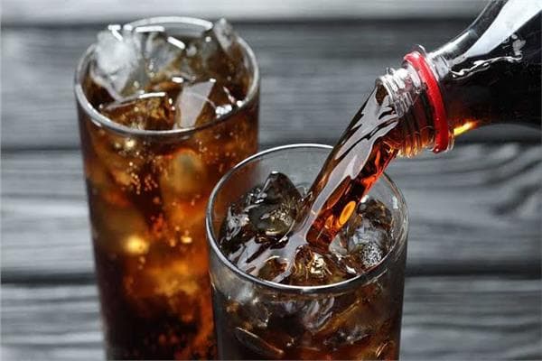 خبراء تغذية يحذرون من مخاطر مشروبات الدايت