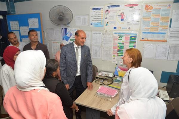 محافظ أسيوط يطلع على خدمات مركز المطيعة الصحي