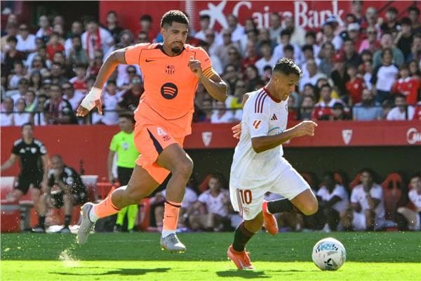 مباراة برشلونة وإشبيلية تبدأ