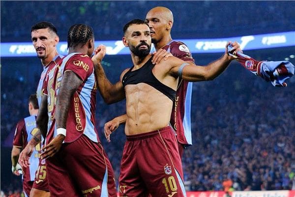 محمد صلاح يحتفل مع جماهير طرابزون بعد الهاتريك