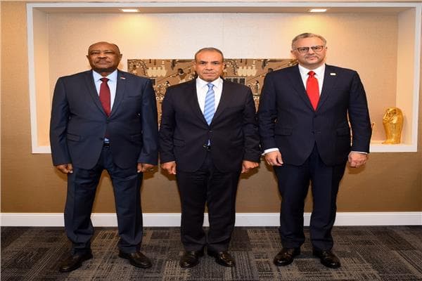 وزير الخارجية يلتقي مع نظريه ومستشار أمريكي