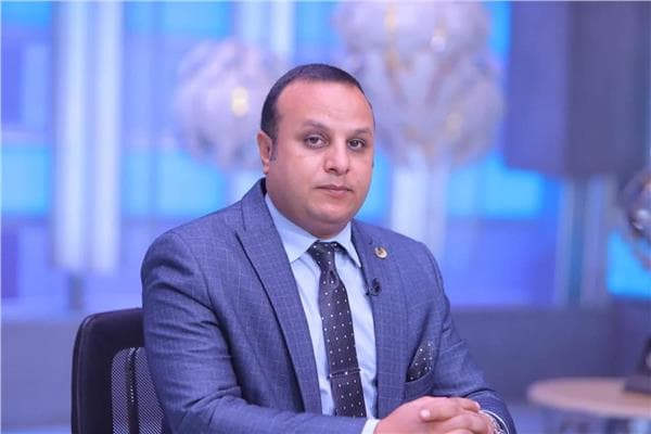 خبير تربوي يشرح خلفيات فصل الطالب لالتقاطه صورة للمعلم