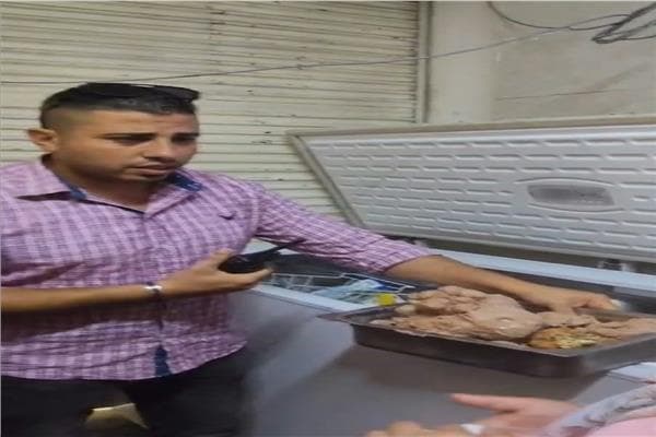ضبط أغذية غير صالحة في مطعم بالامبابة