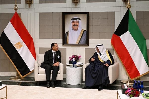 ولي عهد الكويت يستقبل رئيس الوزراء لمناقشة التعاون