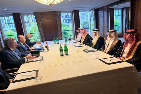 وزير النقل يناقش مع السعودية تطوير اللوجستيات