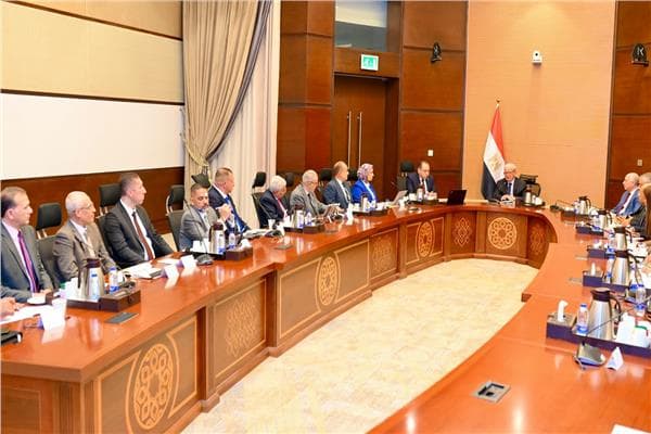 الدكتور حسين عيسى يسلط الضوء على أهمية مشروع الغزل والنسيج