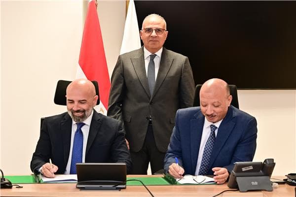 وزير الري يتابع مشاريع حماية الشواطئ وتحديث قنطرة بحر مويس