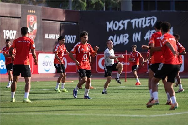 الأهلي يواصل تدريباته واحتفال ببن شرقي