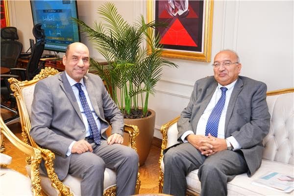 وزير العمل يتباحث مع رئيس لجنة مكافحة الهجرة