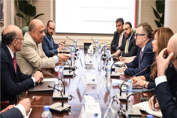 وزير الكهرباء يركز على إدارة الموارد والبنية