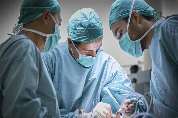 الحكومة ترد على فيديو استغاثة مواطن بشأن رفض مستشفى إجراء عملية لابنه