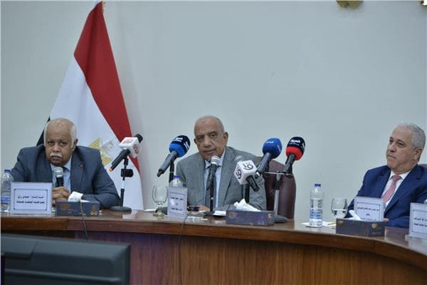 وزير الكهرباء يوضح خطة الطاقة حتى 2040