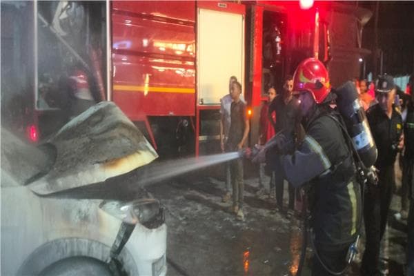 إخماد حريق داخل سيارة وإنقاذ أسرة بدمنهور