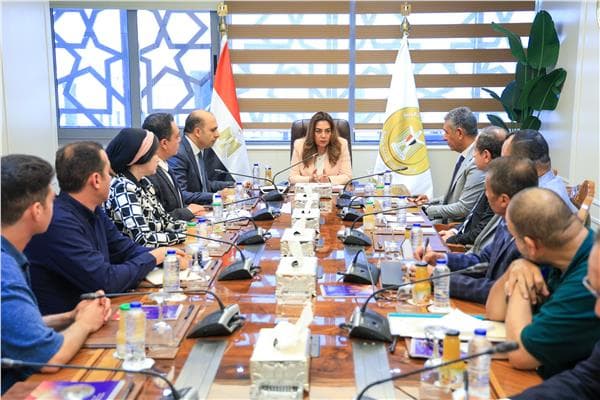 التنمية المحلية تراجع منظومة النظافة في القاهرة والإسكندرية