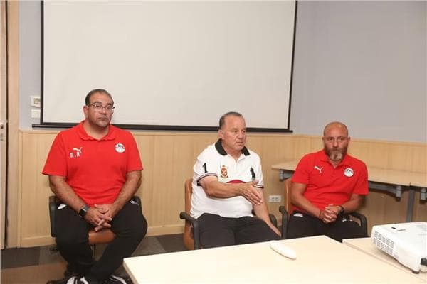شوقي غريب يعزز حوافز منتخب الشباب