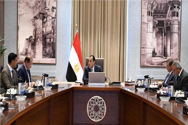 رئيس الوزراء يتابع جهود توفير الأسمدة