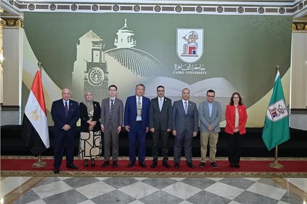 رئيس جامعة القاهرة يستقبل وفدًا من هونج كونج للعلوم