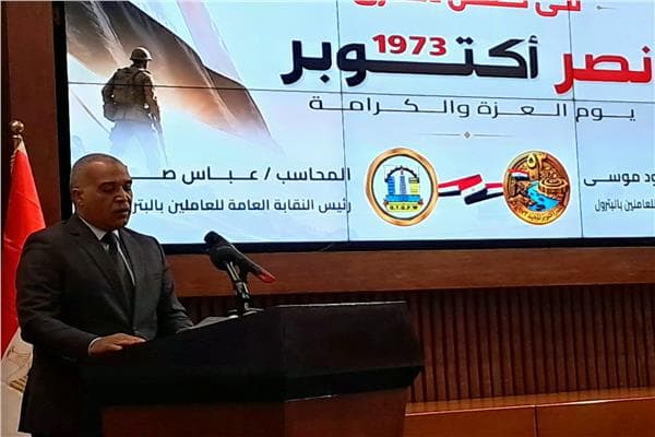 عباس صابر: عمال البترول يشاركون في جهود البناء والإنتاج
